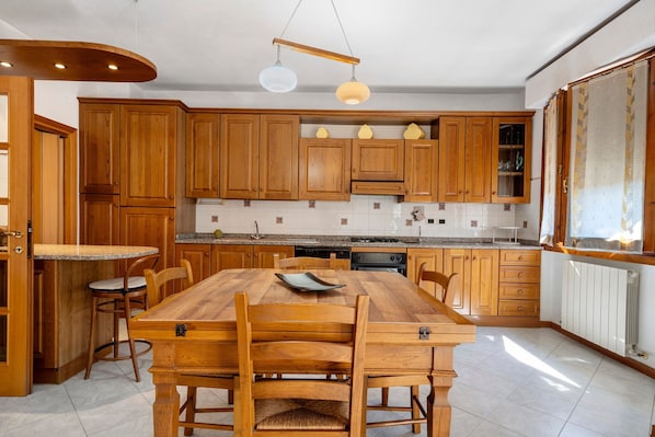 Dining - Apartment 'Girasole' with Private Terrace, Private Garden and Wi-Fi (Pestello)
