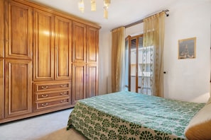 Iron/ironing board, WiFi, bed sheets - Apartment 'Girasole' with Private Terrace, Private Garden and Wi-Fi (Pestello)