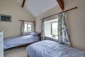 Iron/ironing board, travel cot, free WiFi - 4 Bed in St. Ishmaels (oc-bow104) (Sandy Haven)