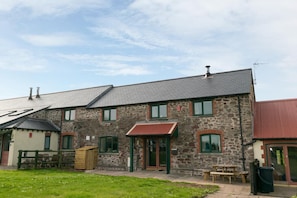 Exterior - 4 Bed in St. Ishmaels (oc-bow104) (Sandy Haven)