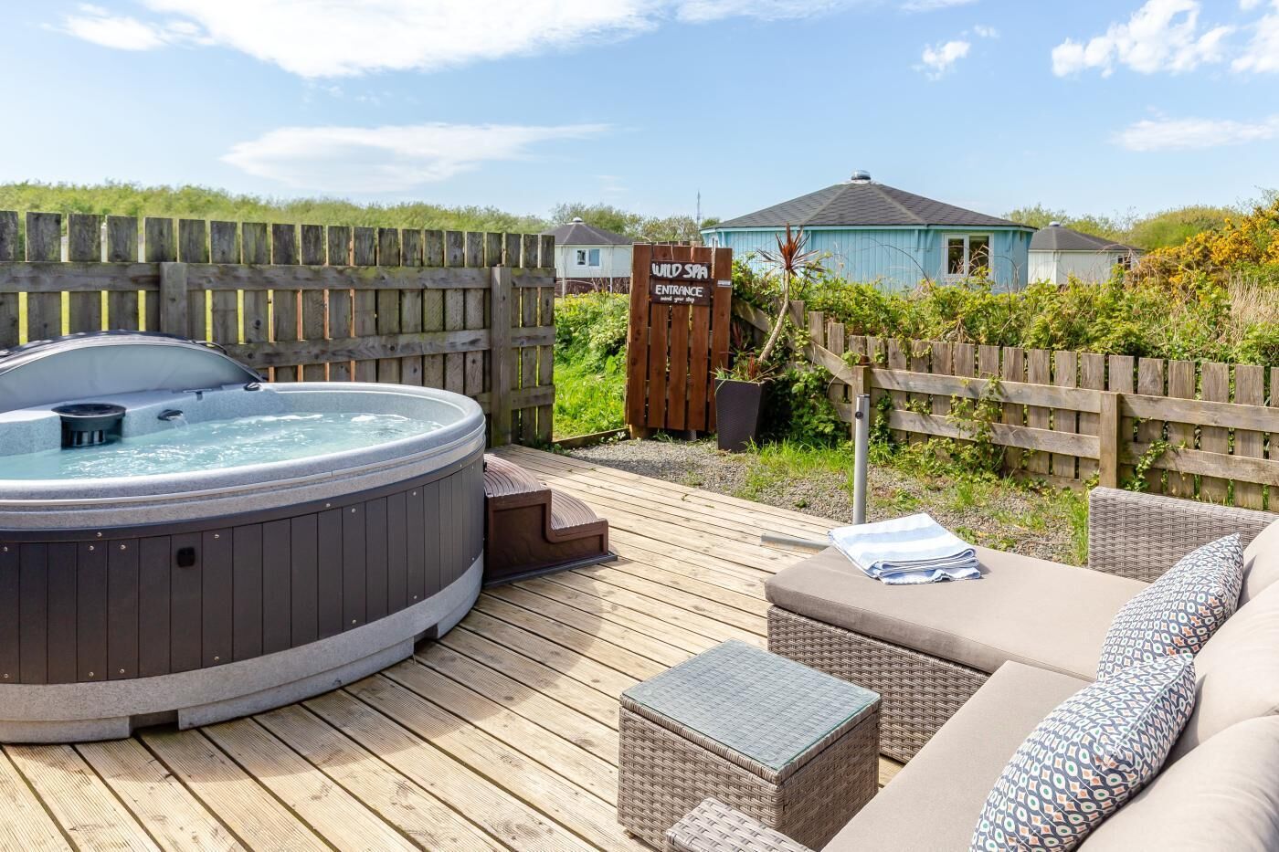 Outdoor spa tub