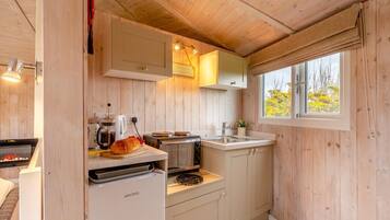 Oven, cookware/dishes/utensils