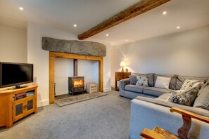 TV, fireplace - 4 Bed in Ruthin (oc-bow136) (Gwyddelwern)