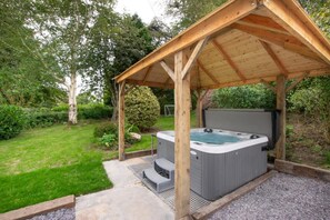 Outdoor spa tub - 4 Bed in Ruthin (oc-bow136) (Gwyddelwern)