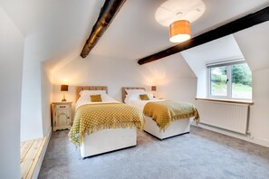 Iron/ironing board, travel cot, free WiFi, bed sheets - 4 Bed in Ruthin (oc-bow136) (Gwyddelwern)
