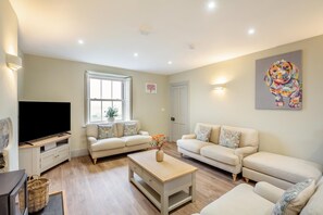 TV, fireplace - 3 Bed in Islawrdref (oc-t34600) (Islawr-dref)