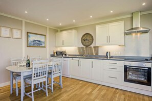 Microwave, oven, dishwasher, cookware/dishes/utensils - 1 Bed in Foulsham (oc-j34678) (Foulsham)
