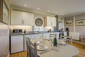 Microwave, oven, dishwasher, cookware/dishes/utensils - 1 Bed in Foulsham (oc-j34678) (Foulsham)