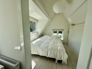 1 soverom, strykejern/-brett, internettilgang og sengetøy