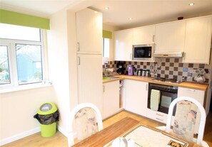 Oven, high chair, cookware/dishes/utensils - 1 Bed in Bishopston (oc-hh648) (Bishopston)