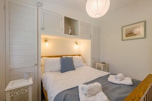 Iron/ironing board, travel cot, free WiFi, bed sheets - 1 Bed in Caswell, Gower (oc-hh375) (Newton)