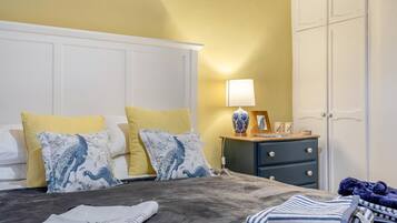 2 bedrooms, iron/ironing board, free WiFi, bed sheets