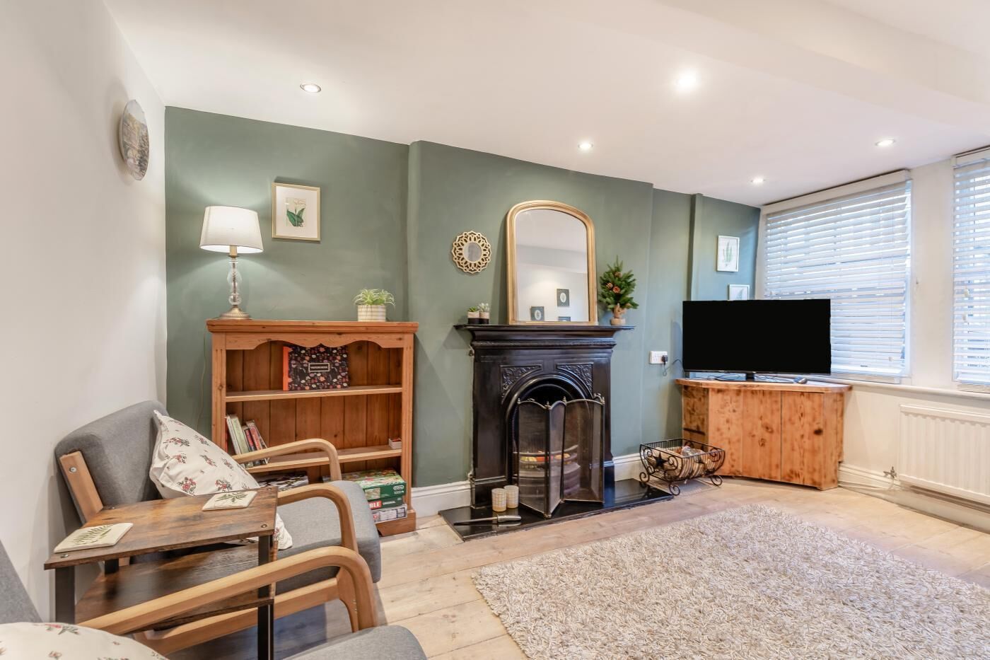 TV, fireplace