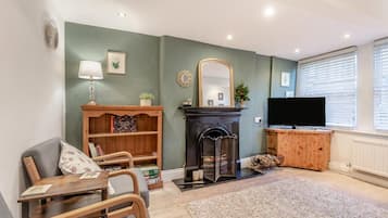 TV, fireplace