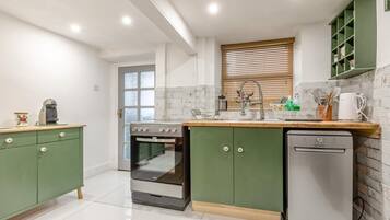 Oven, dishwasher, cookware/dishes/utensils
