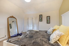 A bedroom with a bed, a large mirror, and two framed pictures on the wall. - 2 Bed in Buxton (oc-f34153) (Buxton)
