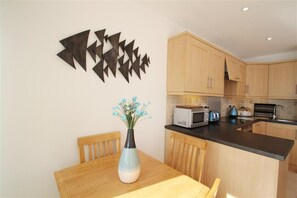 Unclassified image, 4 of 17, button - 1 Bed in Caswell (oc-hh9312) (Bishopston)