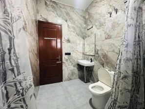 Bidet, serviettes fournies, savon, papier toilette