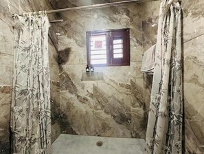 Bidet, Handtücher, Seife, Toilettenpapier