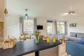 TV - 1 Bed in Caswell (oc-hh372) (Newton)