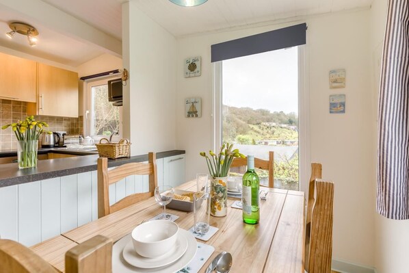 Dining - 1 Bed in Caswell (oc-hh372) (Newton)
