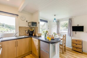 Oven, high chair, cookware/dishes/utensils - 1 Bed in Caswell (oc-hh372) (Newton)