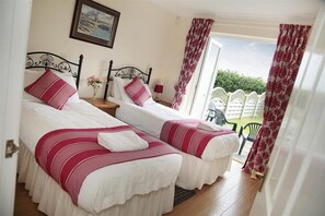 Bügeleisen/Bügelbrett, Reisekinderbett, kostenloses WLAN, Bettwäsche