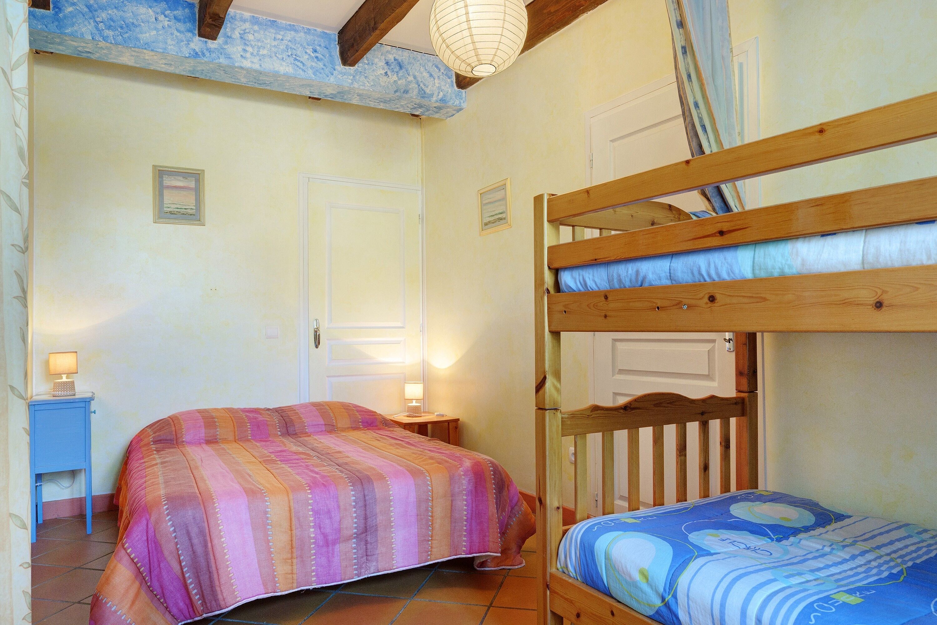 1 habitación, tabla de planchar con plancha, wifi y ropa de cama 