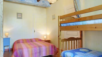 1 habitación, tabla de planchar con plancha, wifi y ropa de cama