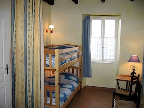 Tabla de planchar con plancha, wifi, ropa de cama