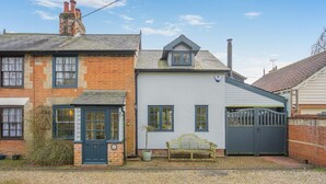 A row of houses with a gravel driveway and a bench in the middle. - 2 Bed in Chelmondiston (oc-s34724) (Pin Mill)