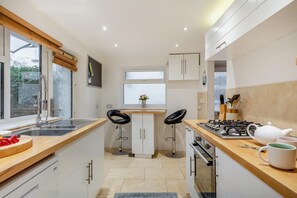 Oven, dishwasher, cookware/dishes/utensils - 4 Bed in Braunton (oc-n34220) (Braunton)