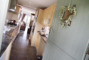 Oven, dishwasher, cookware/dishes/utensils - 2 Bed in Gower (oc-hh411) (Parkmill)