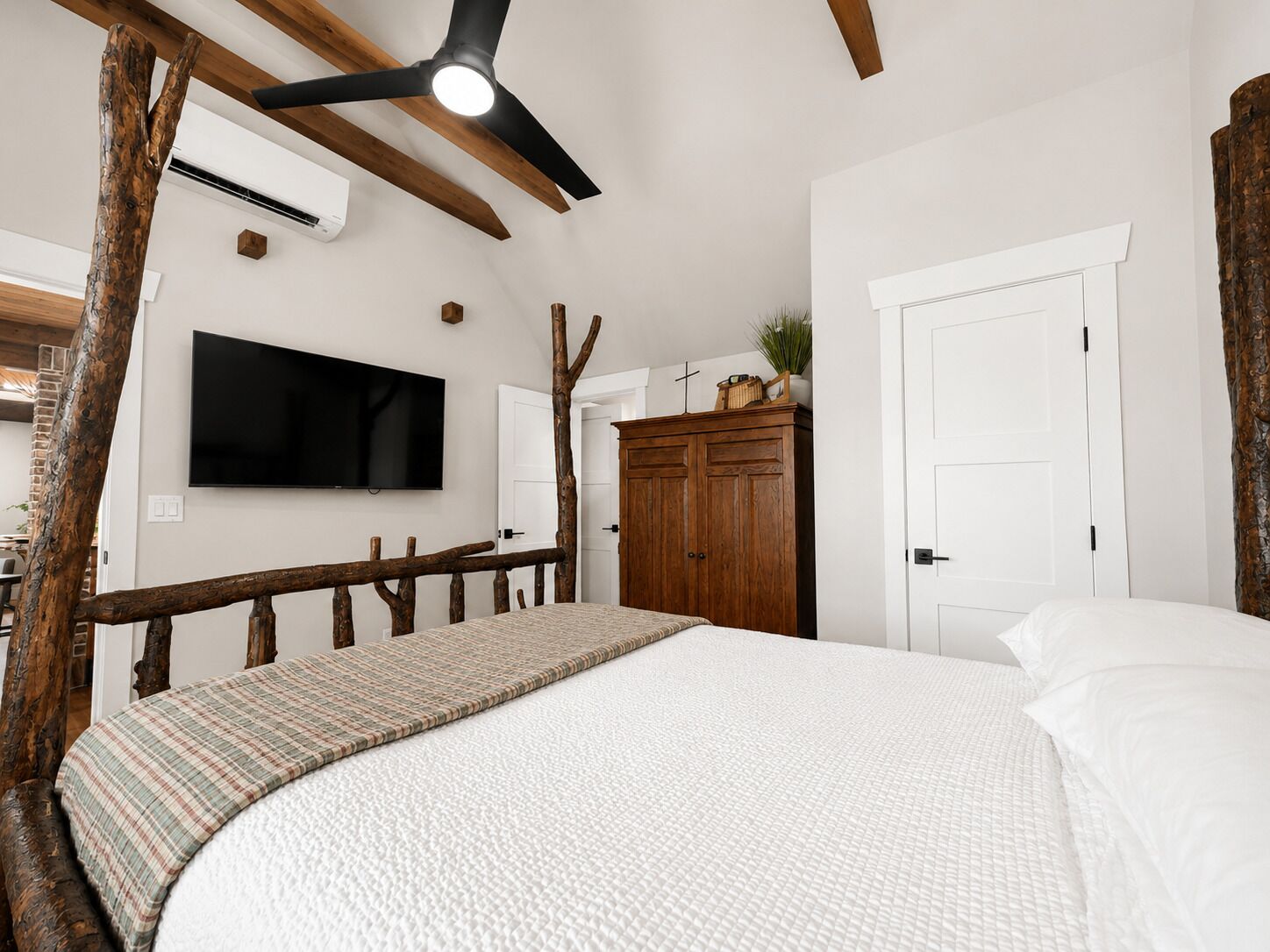 2 habitaciones, escritorio y tabla de planchar con plancha 