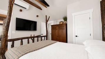 2 habitaciones, escritorio y tabla de planchar con plancha