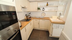 Microwave, oven, dishwasher, high chair - 2 Bed in Mumbles (oc-hh132) (The Mumbles)