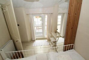 Bügeleisen/Bügelbrett, Reisekinderbett, kostenloses WLAN, Bettwäsche