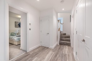 Interior - 3 Bed in Torquay (oc-r34662) (Torquay)