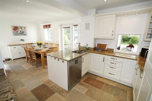 Microwave, oven, dishwasher, high chair - 4 Bed in Swansea (oc-hh682) (Southgate)