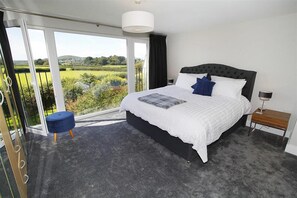 Iron/ironing board, travel cot, free WiFi, bed sheets - 4 Bed in Swansea (oc-hh682) (Southgate)