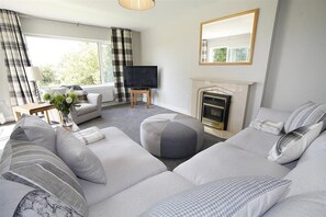 TV - 4 Bed in Swansea (oc-hh682) (Southgate)