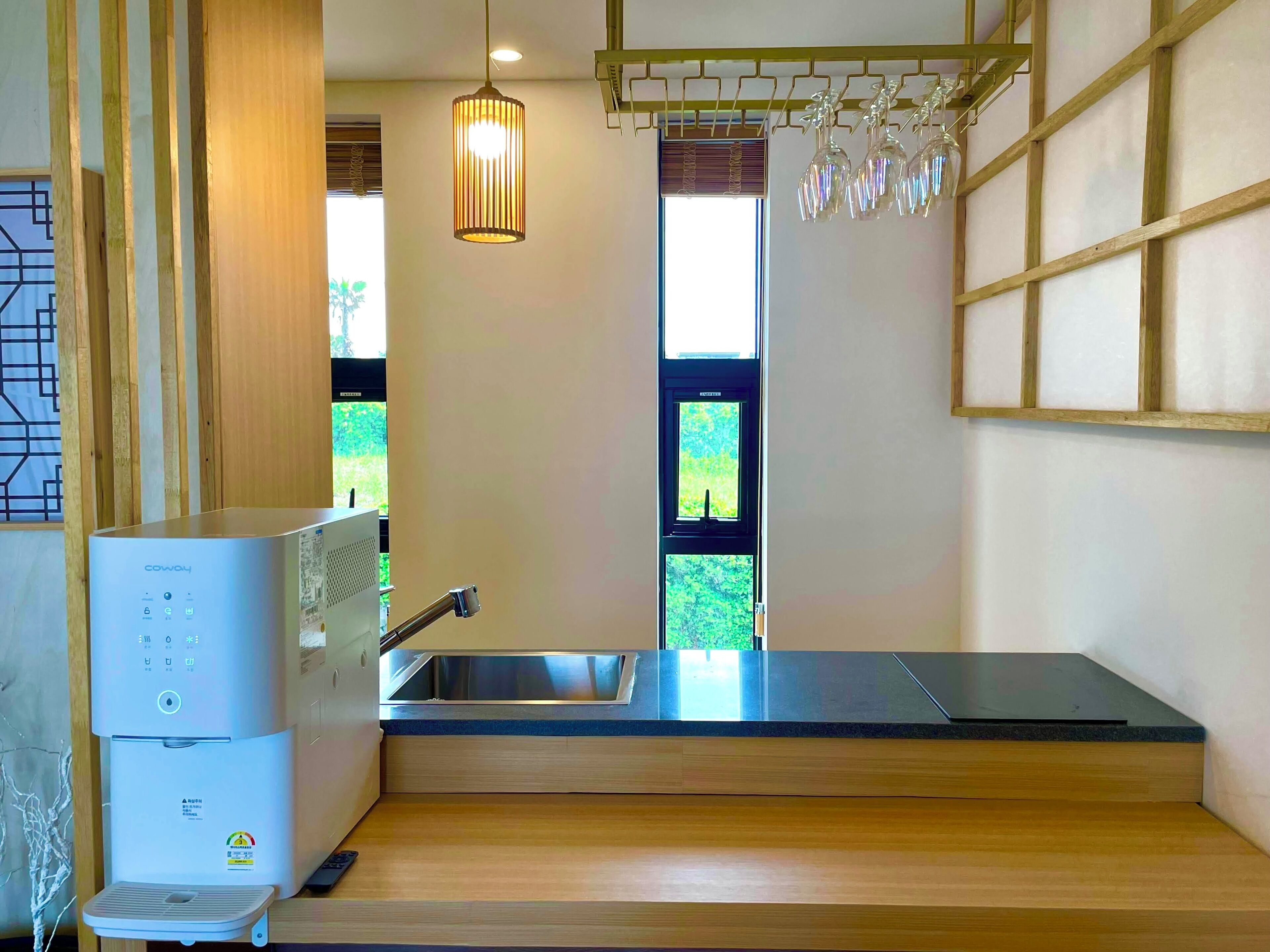 Quarto superluxo, vista para a praia | Cozinha privada | Geladeira grande, micro-ondas, fogão