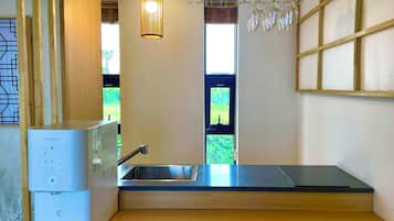 Quarto superluxo, vista para a praia | Cozinha privada | Geladeira grande, micro-ondas, fogão