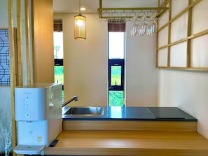 Quarto superluxo, vista para a praia | Cozinha privada | Geladeira grande, micro-ondas, fogão