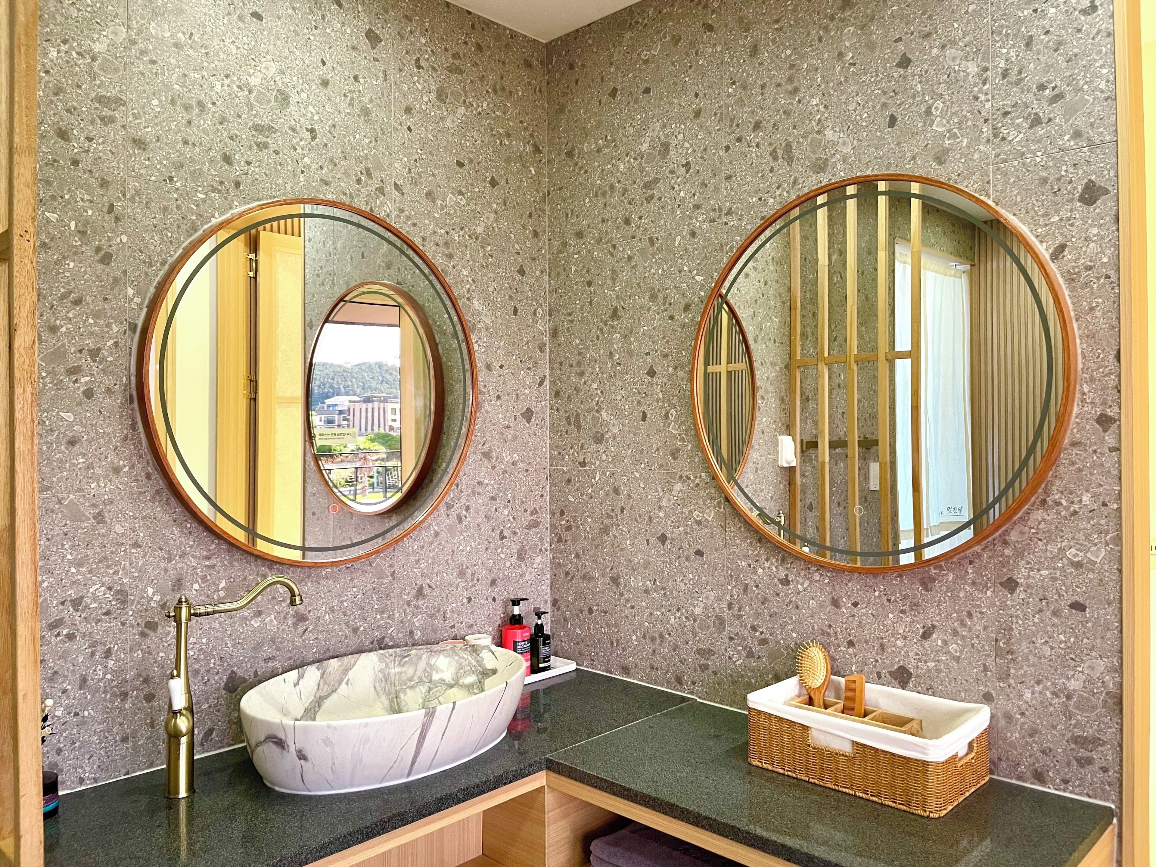 Quarto superluxo, vista para a praia | Banheiro | Banheira e chuveiro separados, secador de cabelo, toalhas de banho 