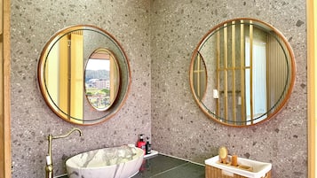 Quarto superluxo, vista para a praia | Banheiro | Banheira e chuveiro separados, secador de cabelo, toalhas de banho