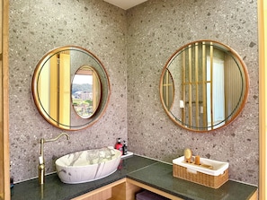 Quarto superluxo, vista para a praia | Banheiro | Banheira e chuveiro separados, secador de cabelo, toalhas de banho 
