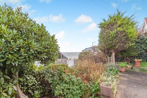 Property grounds - 3 Bed in Ilfracombe (oc-s34501) (Ilfracombe)