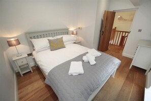 Iron/ironing board, free WiFi, bed sheets - 4 Bed in Gower (oc-hh471) (Cheriton)