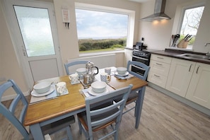 Oven, dishwasher, cookware/dishes/utensils - 4 Bed in Gower (oc-hh45) (Pilton Rhossili)